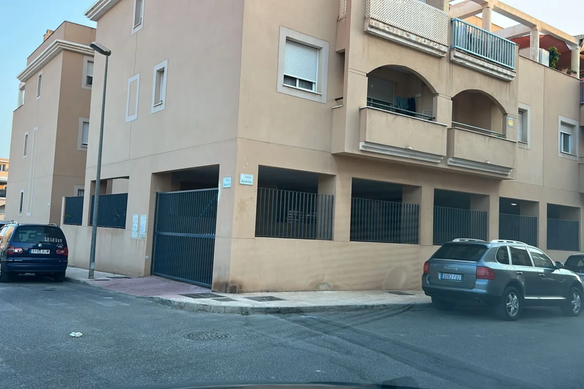 Plaza de garaje en Calle Santa fe 2